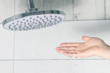 من أجل صحتك .. خبيرة تصدر نصائح هامة عن أفضل وقت للاستحمام