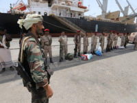 التحالف العربي يكشف استمرار تدفق المقاتلين الأجانب والصواريخ البالستية عبر ميناء الحديدة اليمني