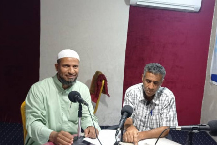 إذاعة المكلا تسلط الضوء على مشروع بناء مساجد بر الوالدين الذي تنفذه جمعية التكريم لتعليم القرآن الكريم 