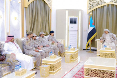 الرئيس القائد عيدروس الزُبيدي يستقبل وفداً من قيادة القوات المشتركة للتحالف العربي