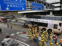 عشرات المصابين إثر اصطدام 4 حافلات بشاحنة في هونج كونج