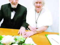 بريطانيين يتزوجان بعد حب 60 عاماً